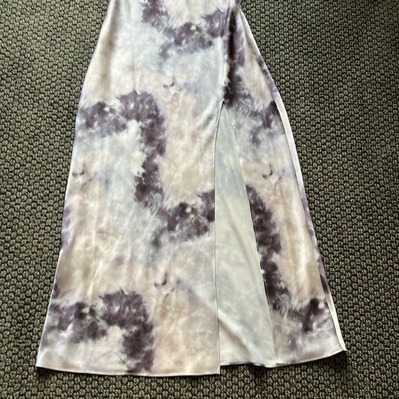 Superdown Satin Krystal Slit Detail Gray Tie Dye Patterned Maxi Dress - Picture 4 of 13